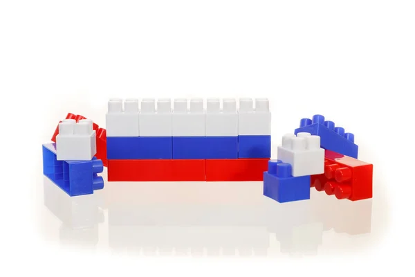 Флаг Российской Федерации из разноцветного детского пластикового строительного комплекта на белом фоне — стоковое фото