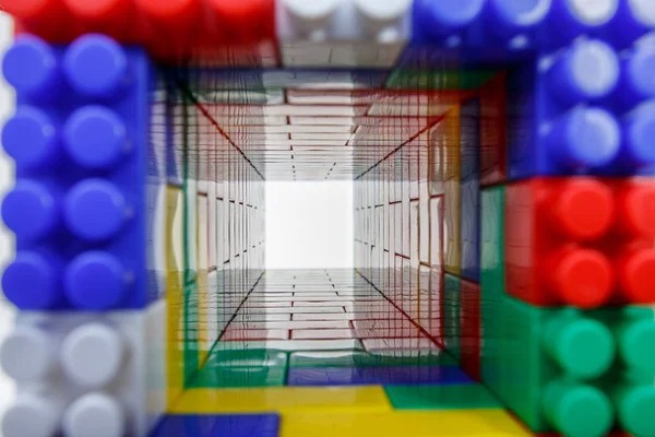 Tunnel quadrato di mattoni colorati giocattolo di costruzione in plastica per bambini su bianco — Foto Stock