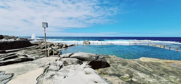 Фон с Тихим океаном и скальным бассейном на пляже Марубра — стоковое фото