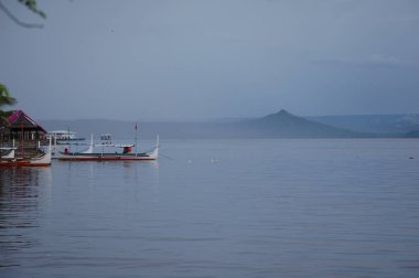 Dağ manzarası ile yalnız tekne