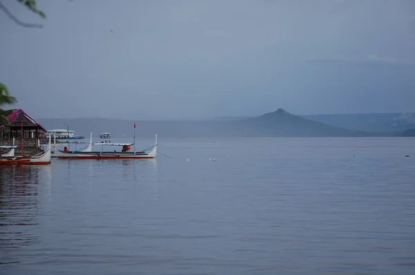 Bateau Solitaire Avec Paysage Montagne — Photo