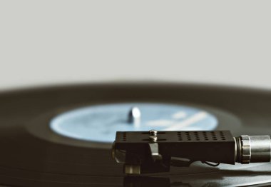 Kapalı çekimde yakın çekimde çalan vinil plaklı gramofon