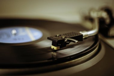 Kapalı çekimde yakın çekimde çalan vinil plaklı gramofon