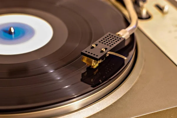 Grammofoon Met Vinyl Spelen Closeupgrammofoon Met Vinyl Spelen Closeup — Stockfoto