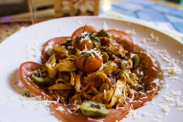 Tagliatelle ve sebzeli Akdeniz makarnası.