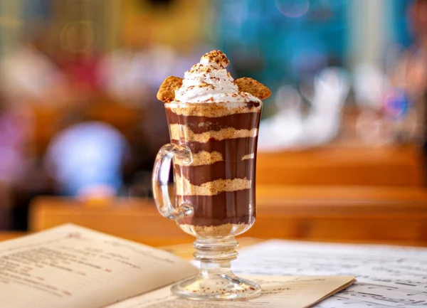 Çikolata ve bisküvi karışımı, üstünde krema olsun.