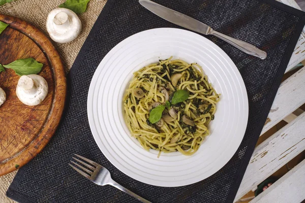 Mantarlı spagetti, ıspanak ve pesto soslu makarna.