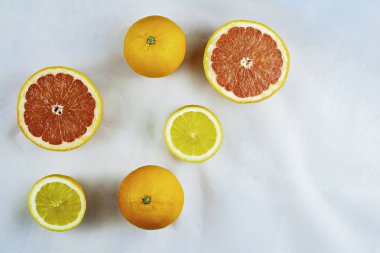 Turuncu, portakal, limon ve greyfurt.