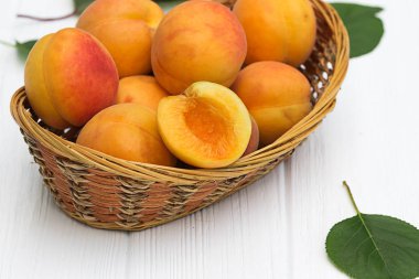 Olgun kayısı sepeti beyaz zemin üzerine bırak