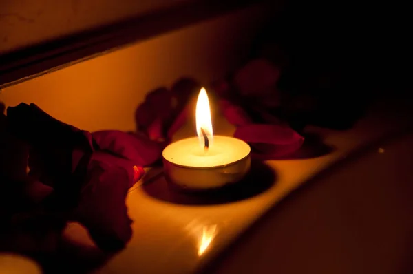 Candle Romantik Rosenblad — Stockfoto