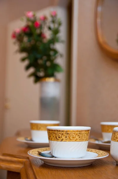 Tabloda sarı desenli kahve fincanı