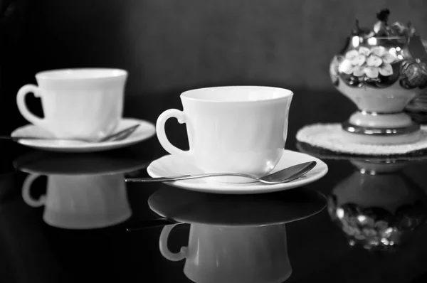 Siyah ve beyaz fotoğraf kahve bardağı masanın üzerine