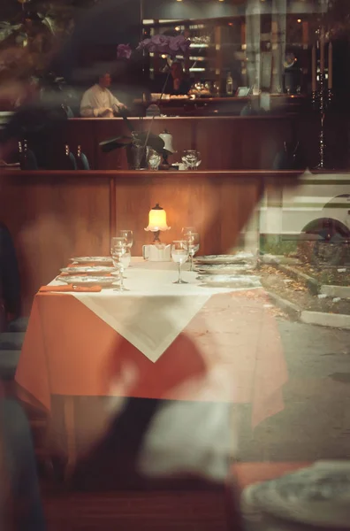 Rahat bir kafede iki kişilik bir masa