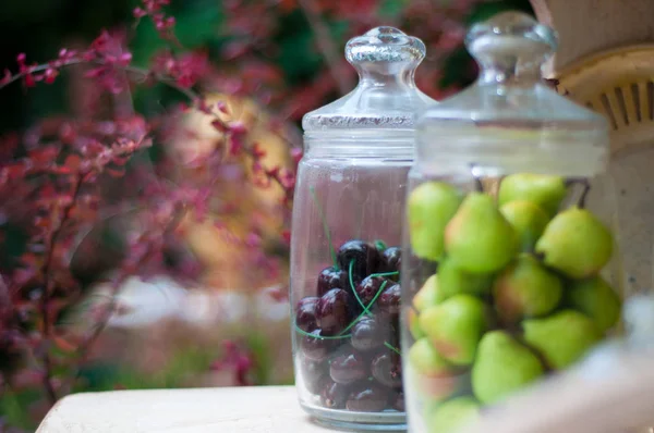 Yeşil armut ve üzüm cam kavanozda