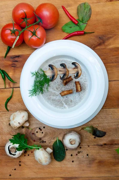 Ahşap tahta üzerinde taze sebze ve mantar çorbası püre