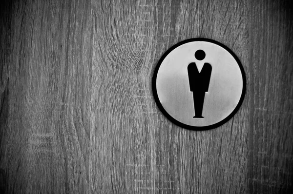 Erkekler tuvaleti tabelada ahşap kapı