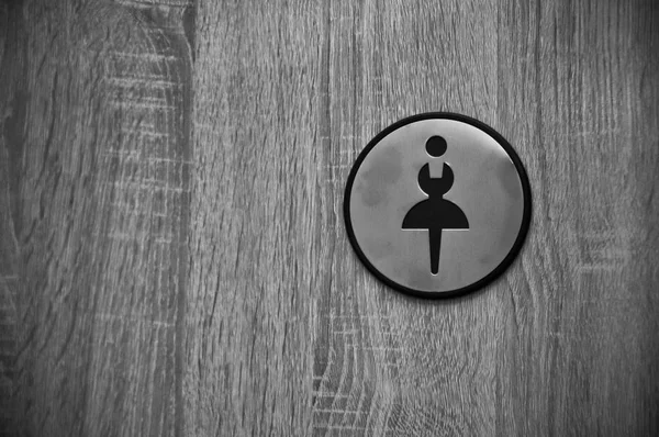 木製のドアの女性トイレのサイン — ストック写真