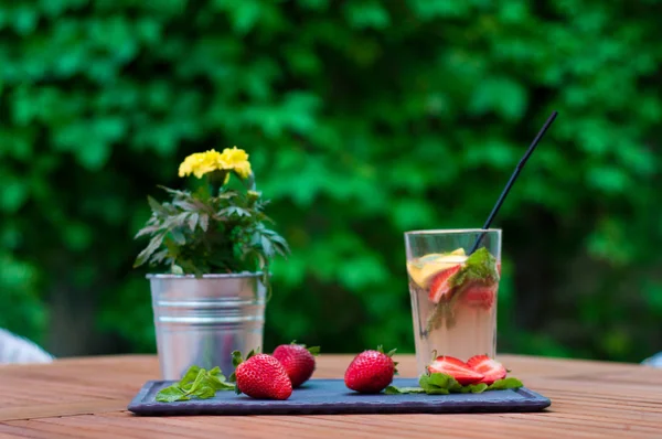 Çilek Mojito ve sarı çiçek