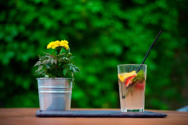 Çilek Mojito ve bir tencerede sarı çiçek