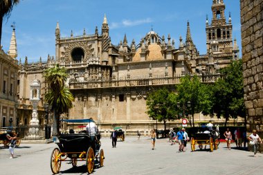 Sevilla, İspanya - 1 Haziran 2016: Yayalar ve Sevilla Cathedral yakınındaki şehir hayatı