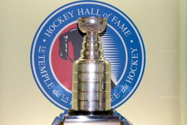Toronto, Kanada - 9 Mart 2016: Stanley Kupası'nün hokey salonu sergilenmektedir. Kupa Nhl şampiyonu için her yıl verilir.