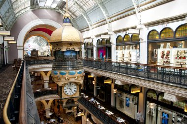 Sydney, Avustralya - 4 Nisan 2018: Alışveriş yerleri ve Qvb binada büyük Avustralya saat