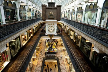 Sydney, Avustralya - 4 Nisan 2018: Kat Qvb binada alışveriş