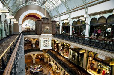 Sydney, Avustralya - 4 Nisan 2018: Kat Qvb binada alışveriş