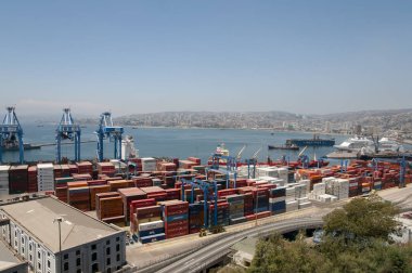 Valparaiso, Şili - 25 Ocak 2015: Görünümünü yükleme dokları ve Valparaiso bağlantı noktası