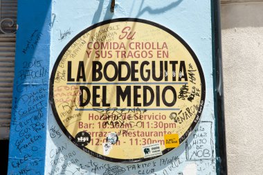 Havana, Küba - 7 Haziran 2015: Eski Havana'da bulunan Küba'da en ünlü bar La Bodeguita Del Medio olduğunu