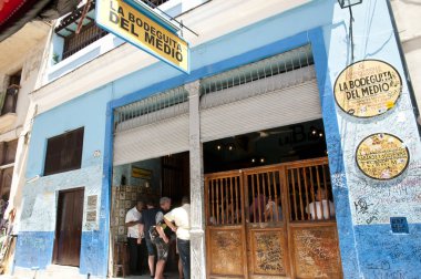 Havana, Küba - 7 Haziran 2015: Eski Havana'da bulunan Küba'da en ünlü bar La Bodeguita Del Medio olduğunu