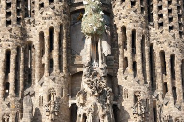 Barcelona, İspanya - 24 Mayıs 2016: Bitmemiş Roma Katolik Kilisesi, Katalanca tarafından tasarlanmış Familia Sagrada mimar Antoni Gaudi