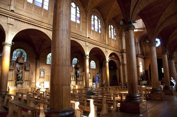 卡斯特罗 2015年1月28日 旧金山教会以它的美丽的木质内部被选定一个科教文组织世界遗产网站并且是 Chiloe 的木教会的一部分 — 图库照片