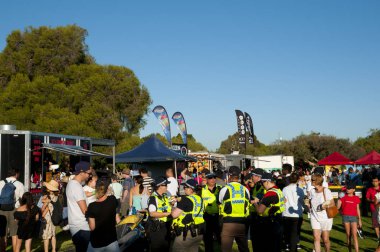 Perth, Avustralya - 26 Ocak 2018: Güney Perth suların çekildiği kıyı üzerinde yıllık Avustralya gün Skyworks havai fişek bekleyen toplanan insanlar