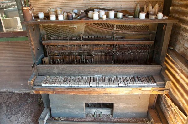 Viejo Piano Vertical Pudriéndose — Foto de Stock