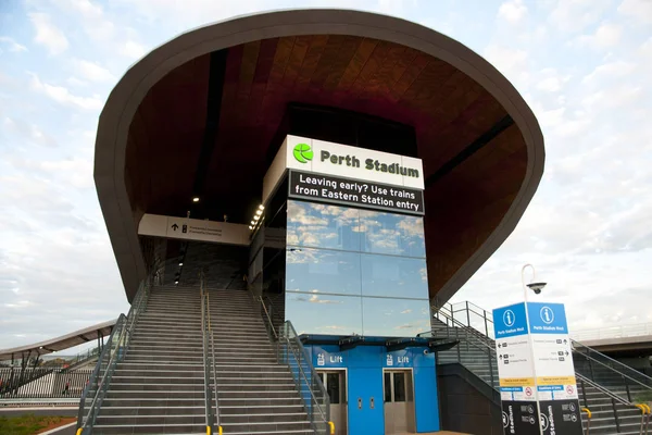 Perth, Avustralya - 1 Şubat 2018: Optus Stadyumu bağlanma Transperth'ın yeni Perth Stadyum İstasyonu