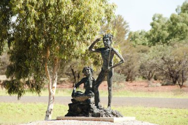 Wiluna, Avustralya - 27 Şubat 2018: Avustralya'nın son çöl göçebe olduğuna inanılan Warri ve Yatungka heykel