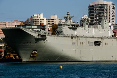 Sydney, Avustralya - 4 Nisan 2018: Açılış helikopter dock gemi filosu üssü Doğu Sydney Harbour Hmas Adelaide (L01)