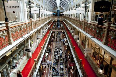 Sydney, Avustralya - 6 Nisan 2018: Inside Strand Arcade alışveriş merkezi Victorian tarzı mimarisi ile