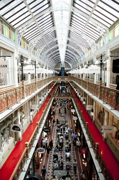 Sydney, Avustralya - 6 Nisan 2018: Inside Strand Arcade alışveriş merkezi Victorian tarzı mimarisi ile