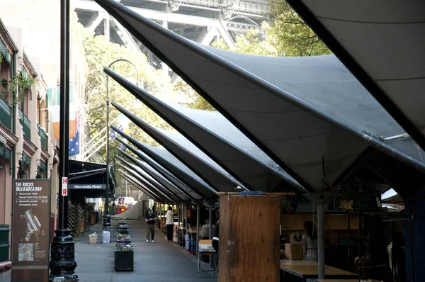 Sydney, Avustralya - 7 Nisan 2018: Rocks pazarlar teklif yerel olarak tasarlanmış moda, el işi takı ve orijinal sanat her hafta sonu