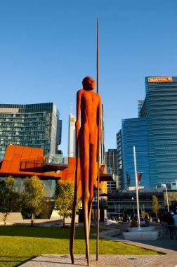 Perth, Avustralya - 11 Temmuz 2018: Yagan Meydanı ve Tjyllyungoo - Lance Chadd oluşturulan Wirin 9 metrelik heykeli