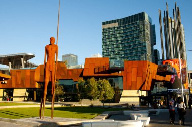 Perth, Avustralya - 11 Temmuz 2018: Cityscape ticari binalar ve yeni Yagan kare inşa