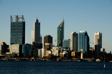 Perth, Avustralya - 26 Ocak 2018: Perth şehir manzarası alacakaranlıkta