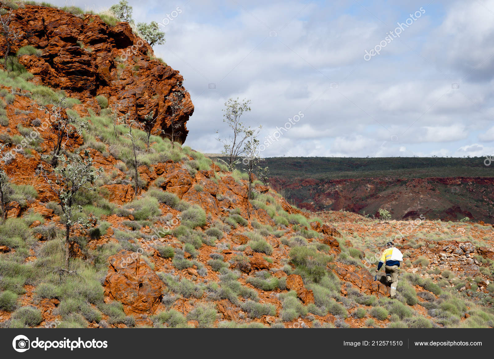 Stock　by　Field　Australia　Exploration　212571510　Geologist　Photo