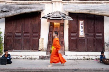 Luang Prabang, Laos - 16 Şubat 2011: Günlük ritüel keşiş sadaka ve teklifleri toplama