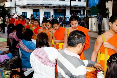 Luang Prabang, Laos - 16 Şubat 2011: Günlük ritüel keşiş sadaka ve teklifleri toplama