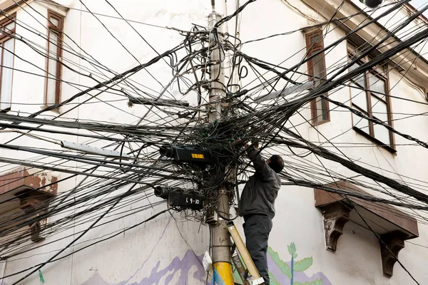 Hombre Con Cables Eléctricos Enredados — Foto de Stock