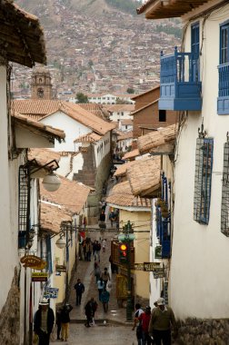 Cuzco, Peru - 12 Eylül 2014: Yaya trafiği Cuesta San Blas Hatunrumiyoc Caddesi ile birleştirme sokak üzerinde