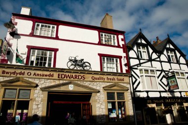 Conwy, Galler - 6 Ekim 2012: Yerel bina High Street üzerinde